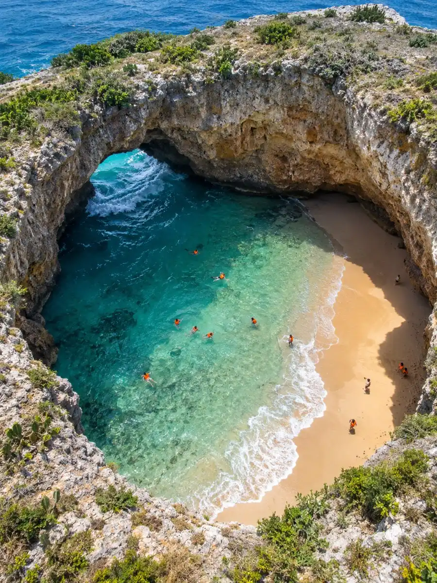 Der Hidden Beach der Marietas-Inseln von oben gesehen, ein runder Krater in grünem Gestein mit einem kleinen Strand