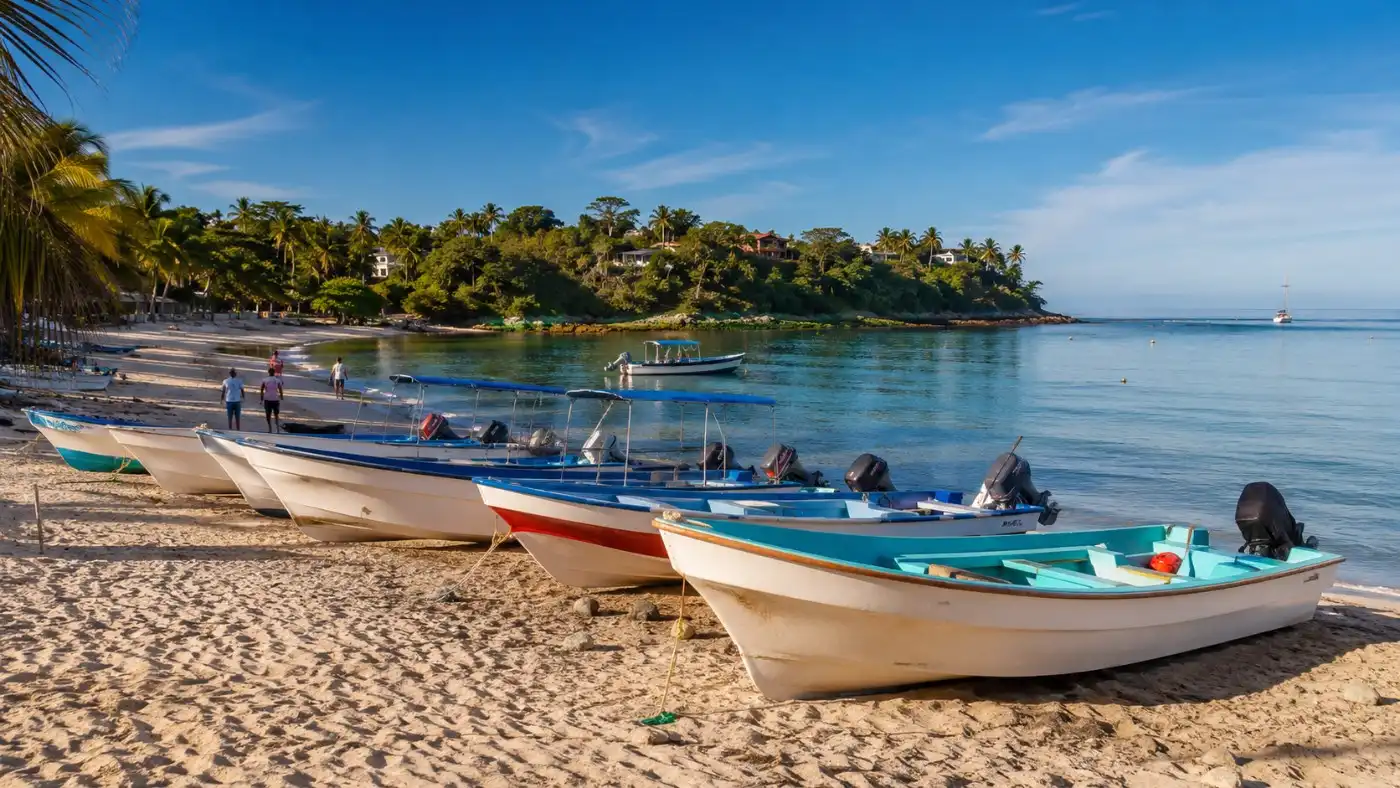 Kleine Fischerboote, Pangas, am Strand von Punta de Mita an Land gezogen